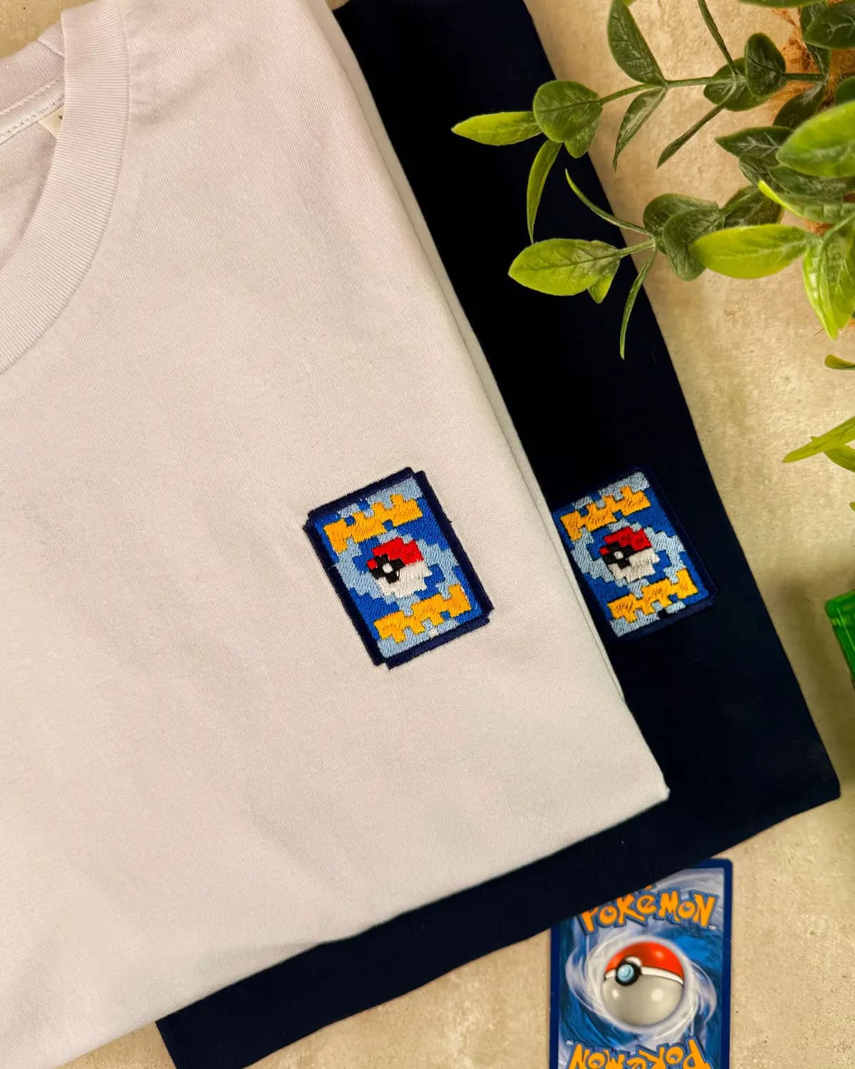T-shirt brodé Poke Carte Bleu